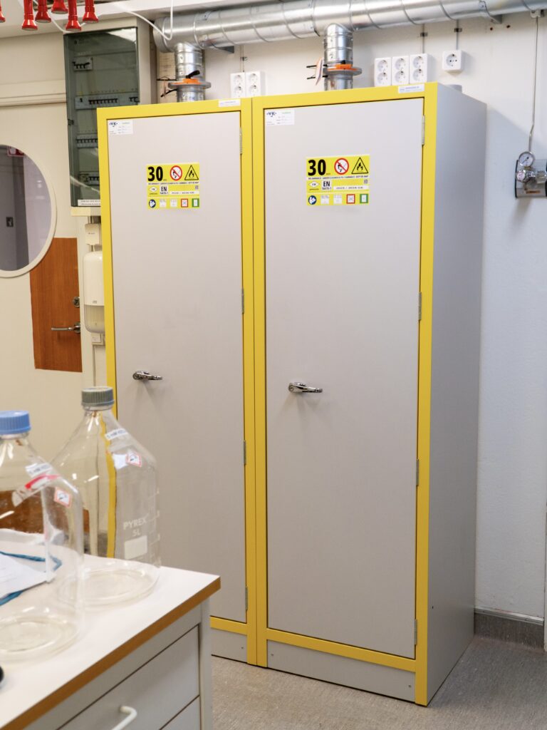 2st F30KEM4 brandklassade kemikalieskåp